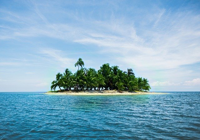 Mengintip Lebih Jauh Tentang Pulau Semak Daun, Surganya Pecinta Camping